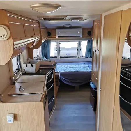 Campsite яката каравана *